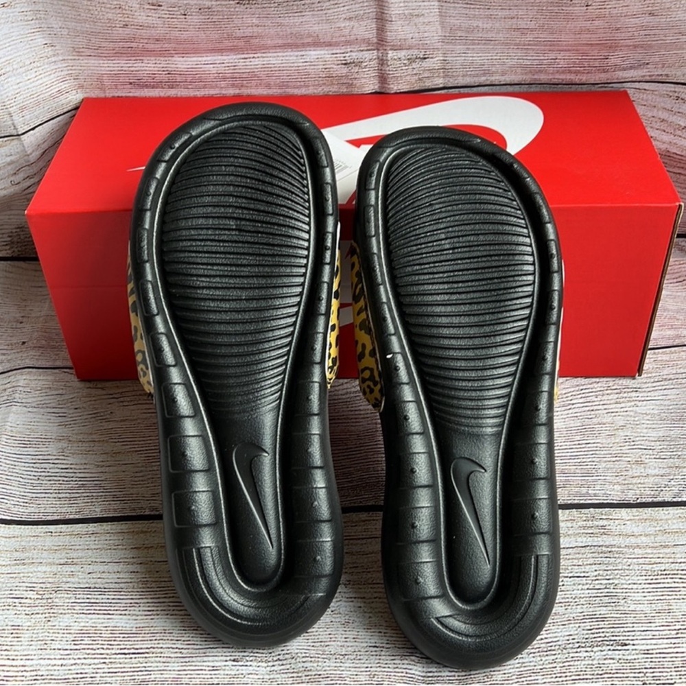 🔥HOST PICK🔥 👠 NIKE Womens Victori One Slide Print - Picture 4 of 4